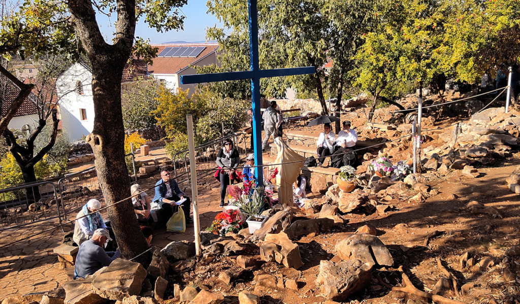 Pellegrini recitano le loro preghiere di fronte alla Croce Blu, ai piedi del Podbrdo - Mariangela Pizziato Pellegrini recitano le loro preghiere di fronte alla Croce Blu, ai piedi del Podbrdo - Mariangela Pizziato