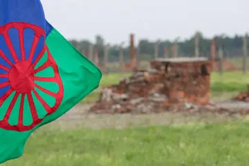 Resti di Aushwitz e la bandiera rom Resti di Aushwitz e la bandiera rom