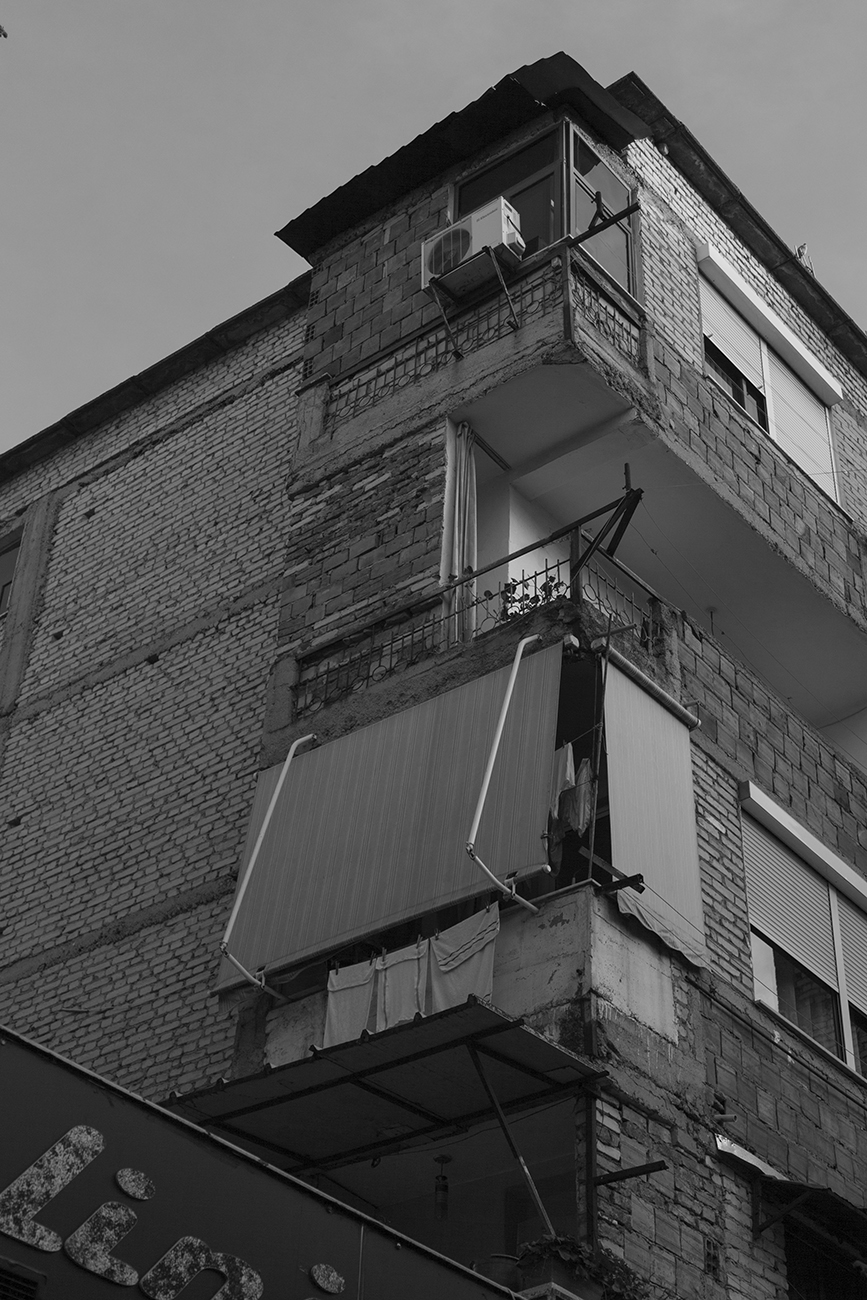 Dettaglio della facciata di un “prefabbricato” cinese.  La produzione in serie e la ripetizione dei moduli, típica dei prefabbricati d'epoca cinese ha contribuito a generare un paesaggio urbano monotono e piatto