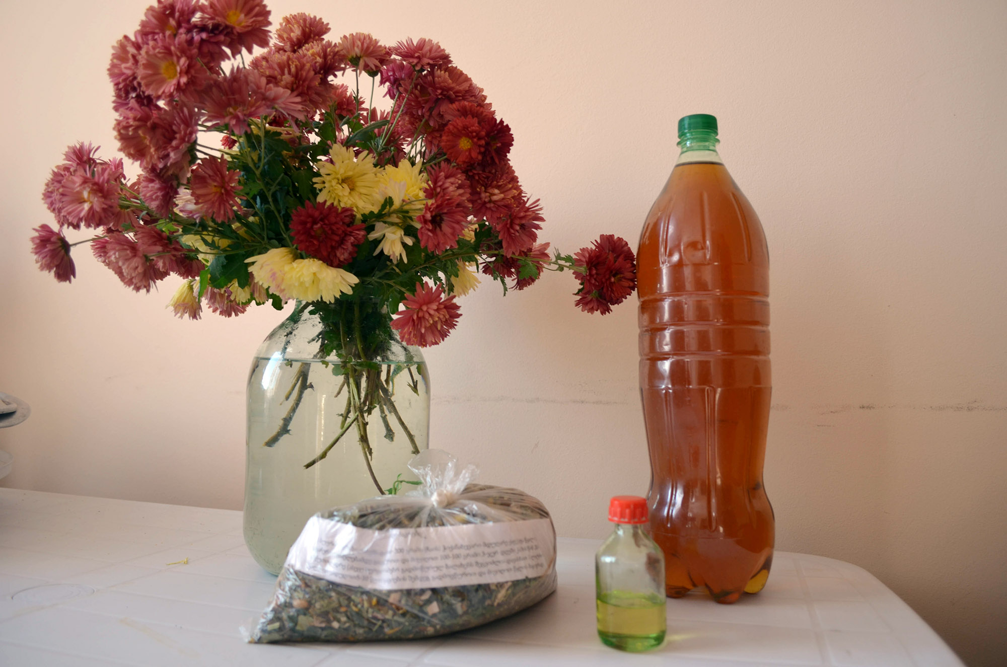 Prodotti realizzati con erbe medicinali. Foto: Salome Kinkladze / OC Media