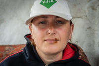 In Georgia vi è una della più grandi miniere di manganese al mondo. Una risorsa preziosa per il paese ma non senza pesanti costi sociali e ambientali. a causa delle perforazioni uno dei villaggi dell'area sta letteralmente sprofondando e i suoi abitanti lottano per avere giustizia e per protesta si sono cuciti le bocche. Un fotoreportage di OC Media firmato da Mariam Nikuradze