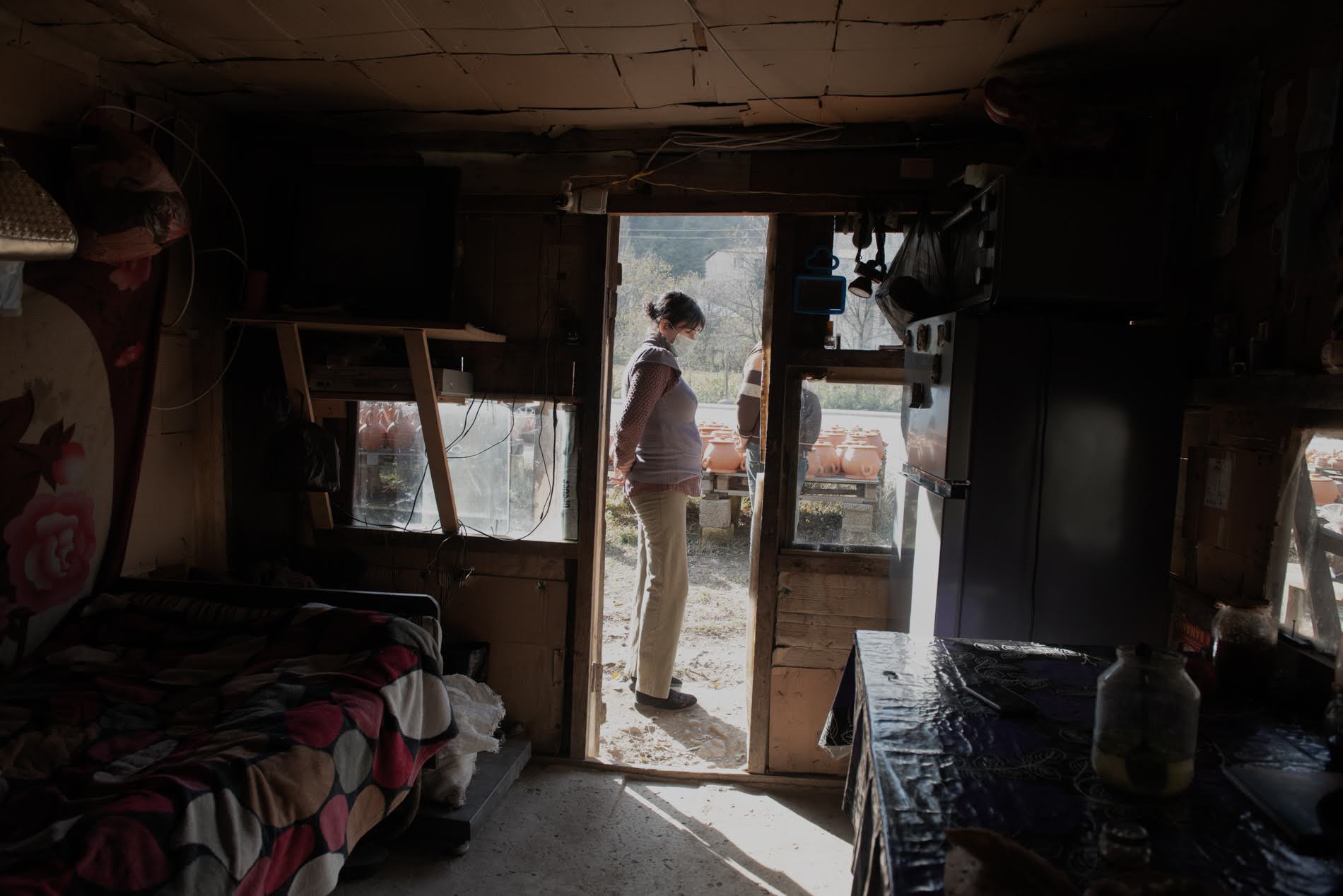 Negli ultimi tre anni, Davit e Natalia hanno vissuto quasi esclusivamente in una piccola stanza sul retro del bancone (Tamuna Chkareuli / OC Media)