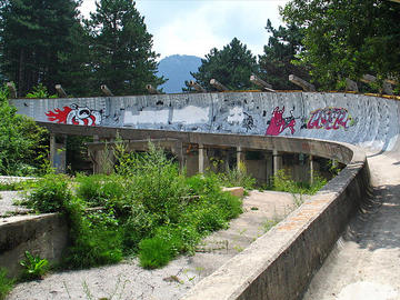 Sarajevo, la pista olimpica per le gare di bob (Foto inthesitymad, Flickr).jpg Sarajevo, la pista olimpica per le gare di bob (Foto inthesitymad, Flickr).jpg