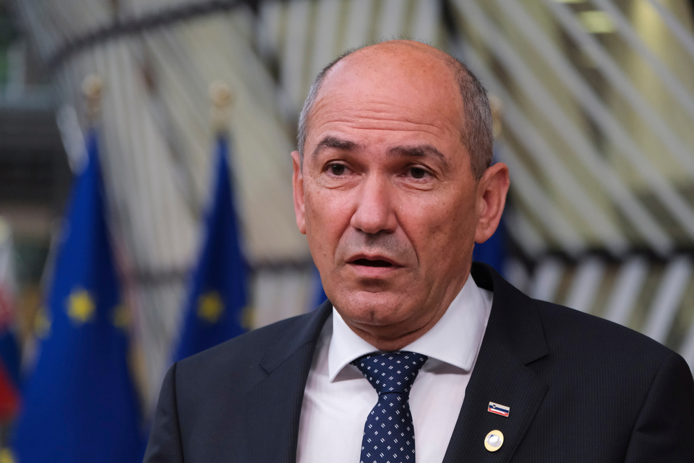 Slovenia-i-cani-abbaiano-la-carovana-passa