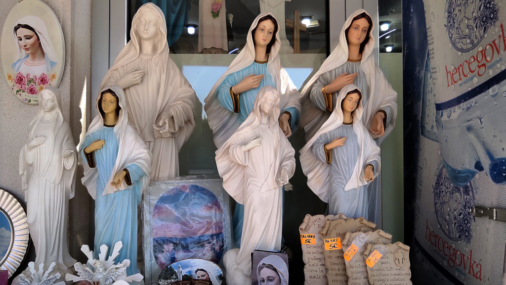 Souvenir che riproducono la Madonna di Tihaljina, modello iconografico di Međugorje - Mariangela Pizziato