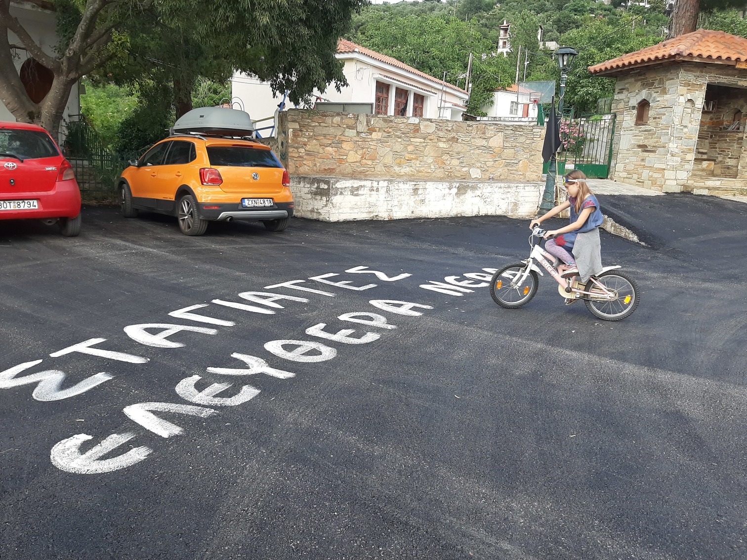 Slogan a Stagiates con la scritta "Acque libere" Slogan a Stagiates con la scritta "Acque libere"