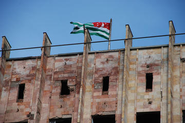 La bandiera abkhaza in cima all'ex palazzo del governo (M. Ellena)
