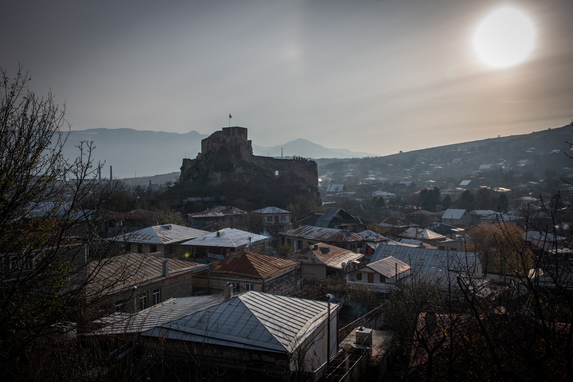 Surami sopravvive non solo grazie al nazuki, ma anche affittando case di vacanza ai turisti e quest’anno si è rivelato particolarmente duro (Tamuna Chkareuli / OC Media)