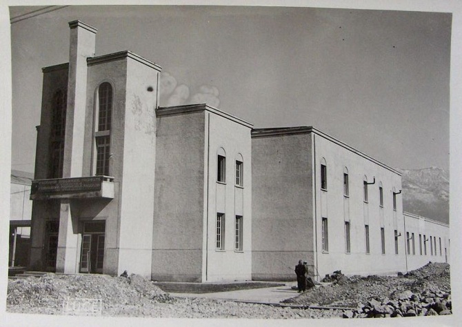 Durante la costruzione del Teatro nazionale di Tirana Durante la costruzione del Teatro nazionale di Tirana