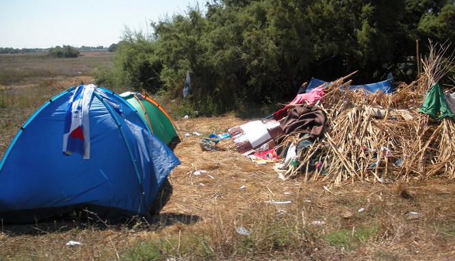 Tende e una capanna rudimentale alla periferia di Kos Tende e una capanna rudimentale alla periferia di Kos