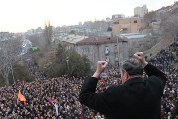 Ter-Petrosyan arringa la folla il primo marzo dal Matenadaran (Foto Arman Veziryan)