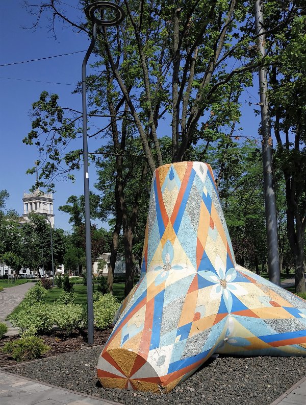 Tetrapode in centro città a Mariupol - foto Claudia Bettiol Tetrapode in centro città a Mariupol - foto Claudia Bettiol