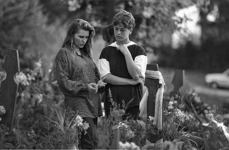 Tuzla 1995, ragazzi alla tomba degli amici - © Mario Boccia