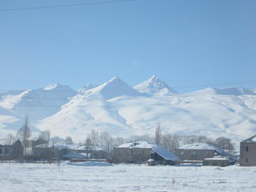 Un villaggio semi isolato sulla strada che costeggia il monte Aragats (Foto Ilenia Santin)