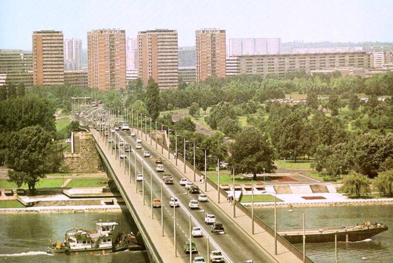 Una visuale su Novi Beograd in una foto d'epoca Una visuale su Novi Beograd in una foto d'epoca