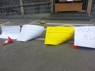 Lo striscione davanti alla sede del governo del Cantone di Tuzla recita: “Non voglio essere serbo, croato o bosgnacco ma essere cittadino di questo Paese e vivere del mio lavoro”