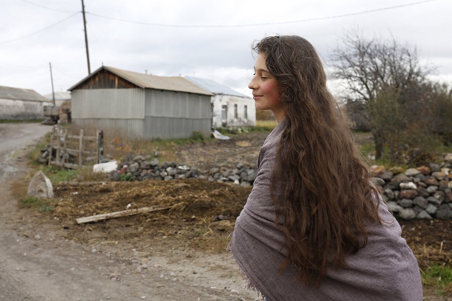Zina a Khando, sulla via di casa. “L'anno scorso ho trascorso le mie vacanze estive per la prima volta a Mosca, con mio padre. Dopo il lavoro arrivava a casa molto stanco. Gli preparavo il caffè e raccontavo dove ero stata e cosa avevo visto. Mosca è davvero grande e bella, ma il nostro villaggio è meglio”. Zina a Khando, sulla via di casa. “L'anno scorso ho trascorso le mie vacanze estive per la prima volta a Mosca, con mio padre. Dopo il lavoro arrivava a casa molto stanco. Gli preparavo il caffè e raccontavo dove ero stata e cosa avevo visto. Mosca è davvero grande e bella, ma il nostro villaggio è meglio”.