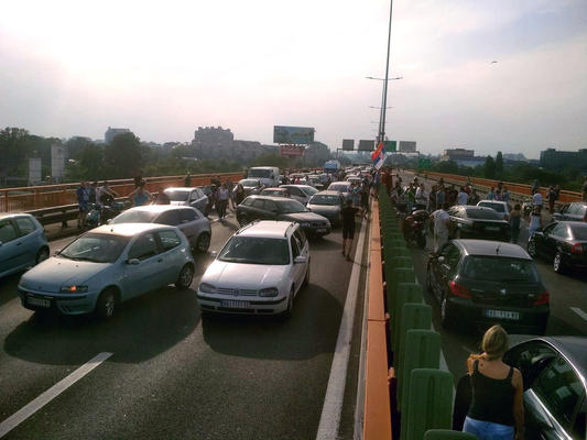 Blocco stradale sul ponte Gazela (foto Beta)