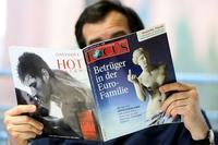 Una delle copertine del magazine tedesco "Focus" con la Venere di Milo sullo sfondo della crisi greca, con il titolo "Imbrogliati all'interno della famiglia dell'euro" Una delle copertine del magazine tedesco "Focus" con la Venere di Milo sullo sfondo della crisi greca, con il titolo "Imbrogliati all'interno della famiglia dell'euro"