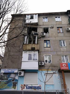 Appartamento sventrato da un colpo di mortaio (foto P. Bergamaschi)