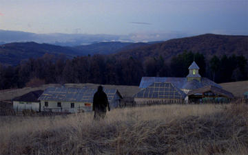 Una scena tratta dal film "Oltre le colline" di Cristian Mungiu Una scena tratta dal film "Oltre le colline" di Cristian Mungiu