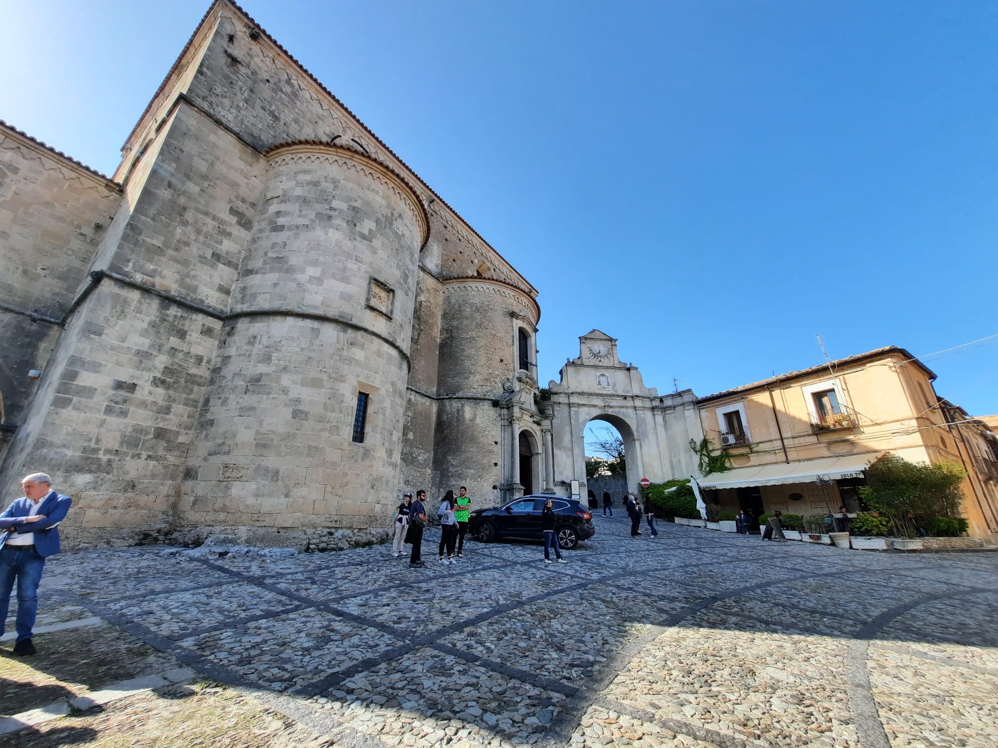 Il duomo di Gerace e il centro cittadino (foto G. Vale) Il duomo di Gerace e il centro cittadino (foto G. Vale)