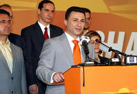 Il primo ministro macedone Nikola Gruevski con i colori del suo partito durante la campagna elettorale 2008 Il primo ministro macedone Nikola Gruevski con i colori del suo partito durante la campagna elettorale 2008