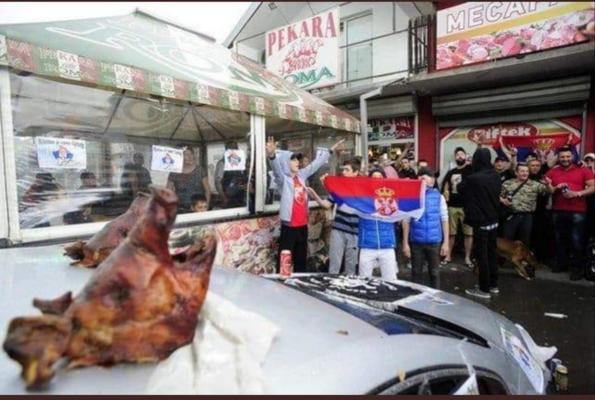 La protesta degli hooligan e le teste di maiale sull'auto di Gjuraj La protesta degli hooligan e le teste di maiale sull'auto di Gjuraj