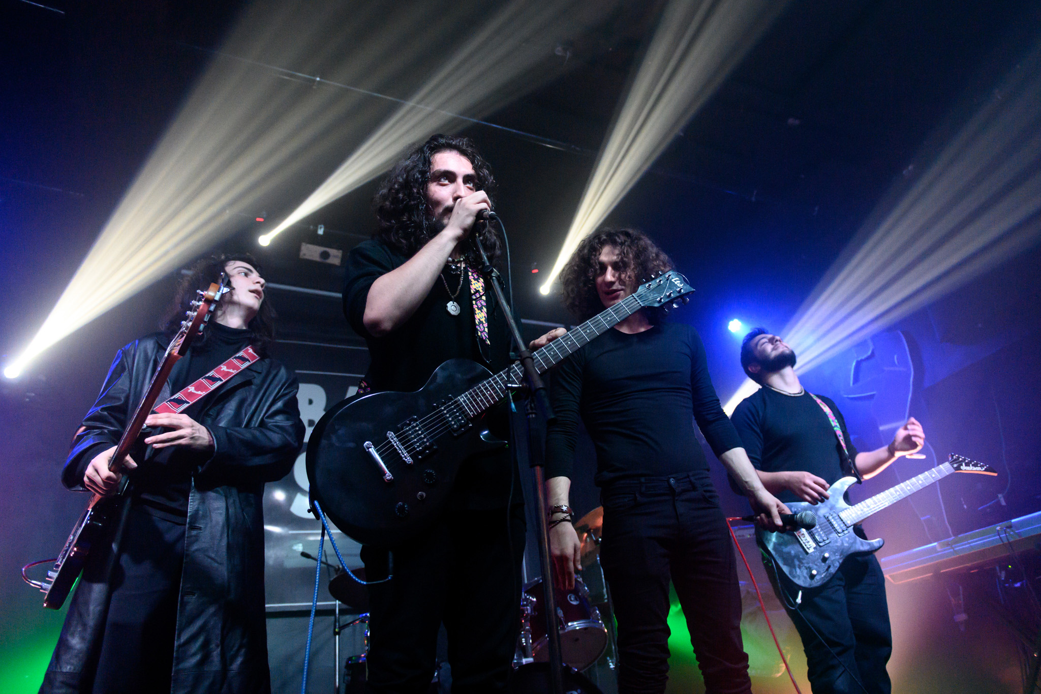 Interval (foto © O. J. Krikorian) Un'altra nuova band nella scena rock, metal e punk di Tbilisi sono gli Interval, qui mentre si esibiscono al Backstage 76 di Tbilisi, uno dei pochi locali rimasti aperti per questi generi. Solo nell'ultimo anno hanno chiuso almeno tre dei principali locali.