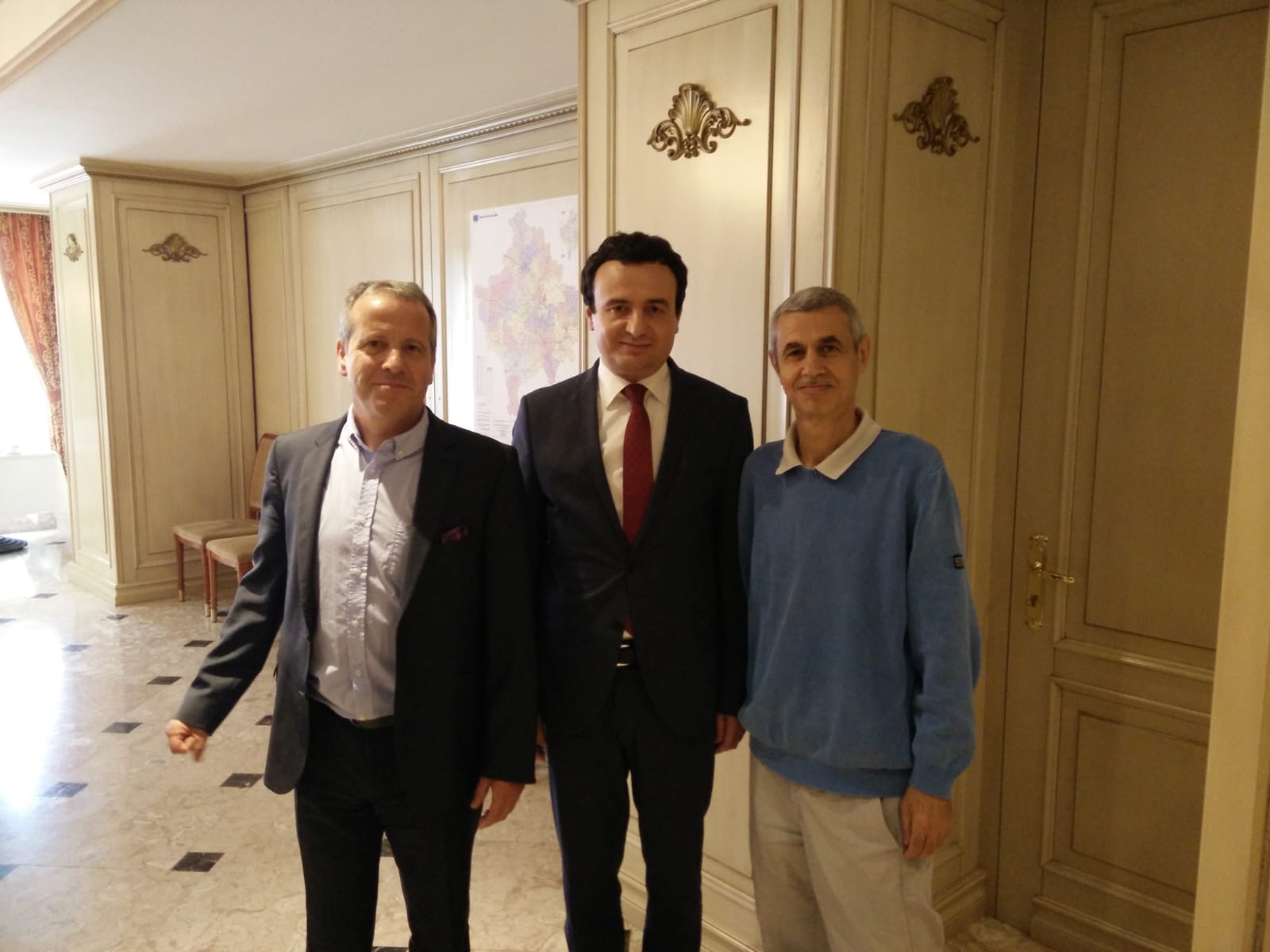 Da sinistra: l'ex eurodeputato Igor Soltes, Albin Kurti e Paolo Bergamaschi Da sinistra: l'ex eurodeputato Igor Soltes, Albin Kurti e Paolo Bergamaschi