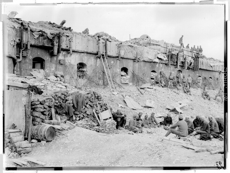 “Un gruppo di lavoratori bosniaci impiegati a Forte Sommo, nei pressi di Lavarone” Public domain “Un gruppo di lavoratori bosniaci impiegati a Forte Sommo, nei pressi di Lavarone” Public domain