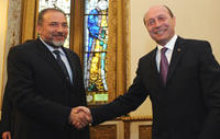 Il ministro degli Esteri israeliano Avigdor Liberman in visita a Bucarest dal presidente Traian Basescu, ad aprile 2010. Liberman è nato in Moldova, e a vent'anni è emigrato a Gerusalemme Il ministro degli Esteri israeliano Avigdor Liberman in visita a Bucarest dal presidente Traian Basescu, ad aprile 2010. Liberman è nato in Moldova, e a vent'anni è emigrato a Gerusalemme