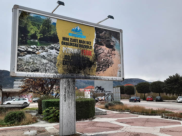 Manifesto contro le mini centrali elettriche imbrattato a Mostar (foto G. Vale) Manifesto contro le mini centrali elettriche imbrattato a Mostar (foto G. Vale)