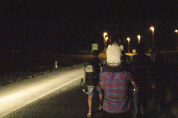 Da Kanjiža all’Ungheria: la marcia notturna dei rifugiati lungo il corso del fiume Tisza (foto G. Vale)