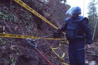 Uno sminatore all'opera in Bosnia Erzegovina