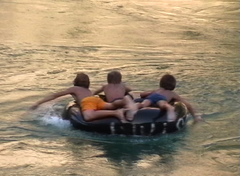 Ragazzini giocano con uno pneumatico nella Neretva a Mostar (foto © M. Husejić) Ragazzini giocano con uno pneumatico nella Neretva a Mostar (foto © M. Husejić)