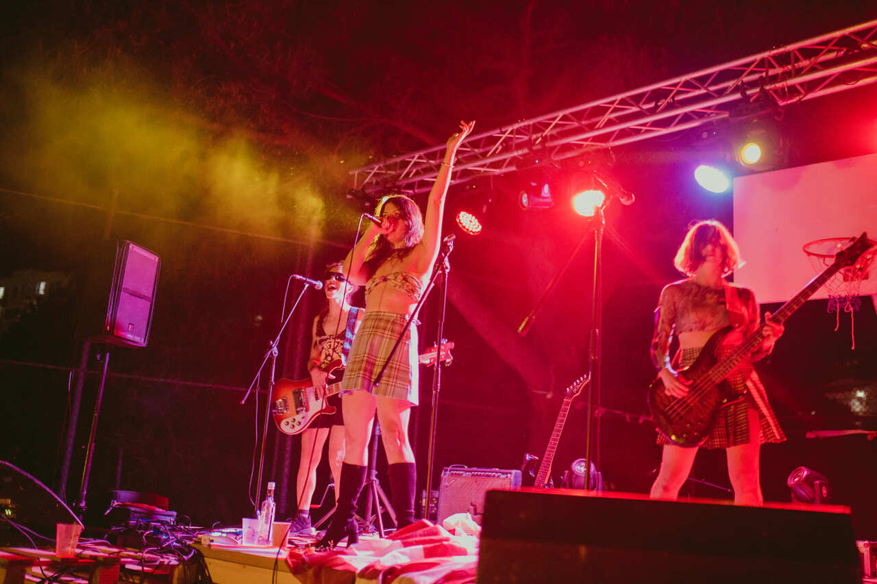 Krista Papista in concerto ad Agros, con la bandiera bianca e rossa ai piedi. Foto di Skevi Laou ©️Xarkis 2022 Krista Papista in concerto ad Agros, con la bandiera bianca e rossa ai piedi. Foto di Skevi Laou ©️Xarkis 2022