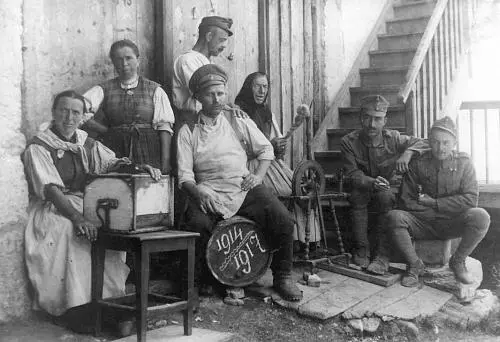  Alba di Canazei - 1917. Da sx: donne ladine, prigioniero russo, soldato austroungarico che fuma, anziana donna, due soldati austroungarici