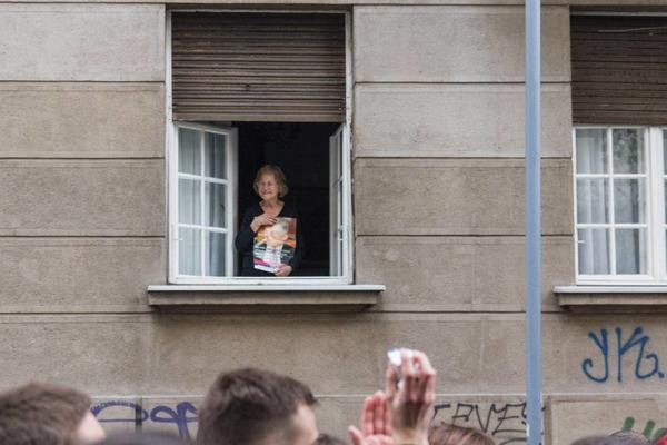 Signora con foto di Zoran Djindjic (Foto G. Vale)