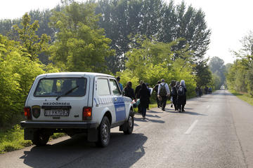 Sulla sua Lada bianca, il “ranger" Barnabas Héredi conduce un gruppo di rifugiati al punto di raccolta in attesa della polizia (foto G. Vale).