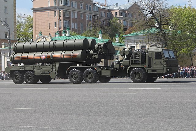 Il sistema missilistico S400 (foto wikimedia) Il sistema missilistico S400 (foto wikimedia)