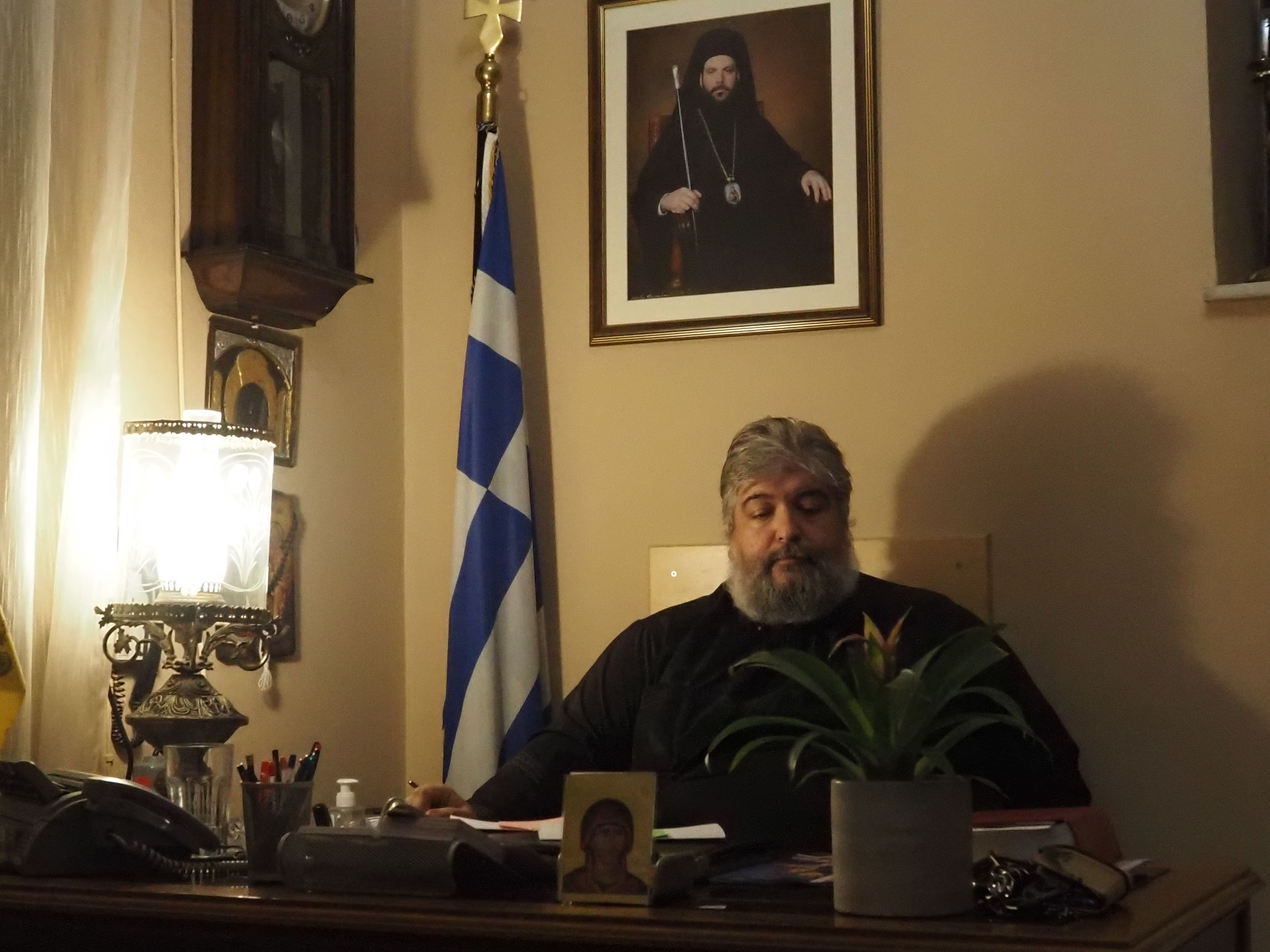 Il sacerdote ortodosso Alexandros nella Chiesa di Agia Triada, poco prima dell’inizio della partita (Foto A. Giussani)