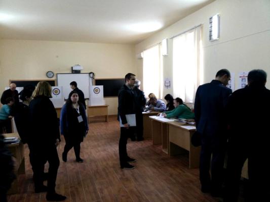 Operazioni di voto al seggio (foto Paolo B.) Operazioni di voto al seggio (foto Paolo B.)