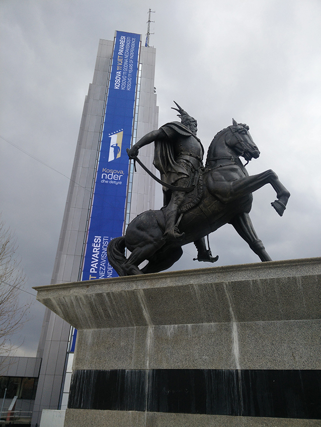 La statua a Skanderbeg nella piazza di Pristina (foto P. Bergamaschi)