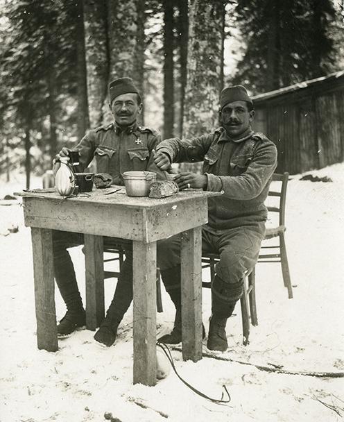 “soldati bosniaci banchettano nei pressi del fronte”, Museo Storico Italiano della Guerra “soldati bosniaci banchettano nei pressi del fronte”, Museo Storico Italiano della Guerra