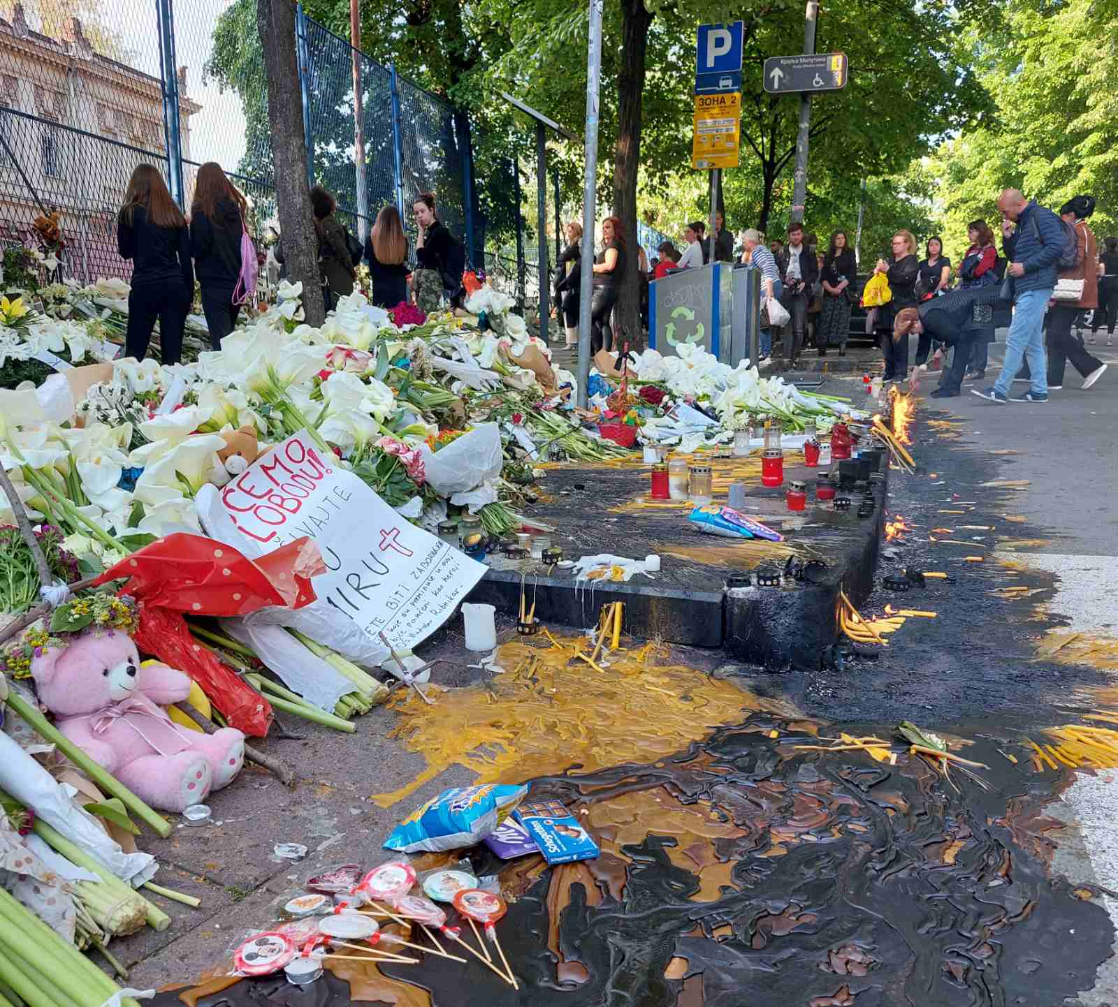 Corone di fiori e candele poste davanti alla scuola Ribnikar (foto A. Riha) Corone di fiori e candele poste davanti alla scuola Ribnikar (foto A. Riha)
