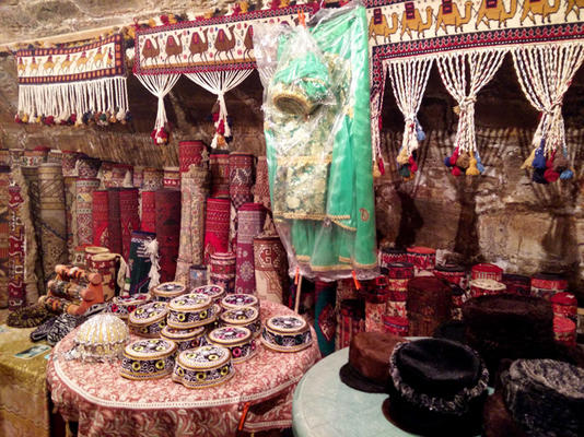 Negozio di tappeti (Foto P. Bergamaschi) Negozio di tappeti (Foto P. Bergamaschi)