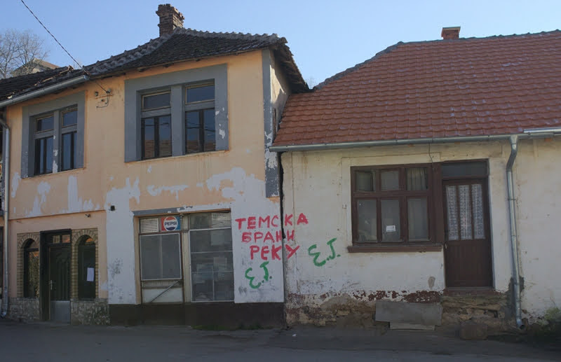 Graffiti nel villaggio di Temska (foto CINS)