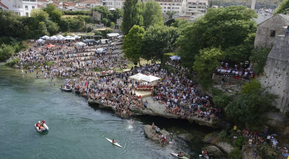 Spettatori attendono i tuffi dalla riva della Neretva (foto © M. Husejić) Spettatori attendono i tuffi dalla riva della Neretva (foto © M. Husejić)