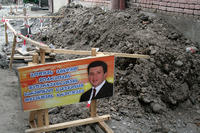 Un cartello di lavori in corso con l’immagine del sindaco di Tbilisi e candidato alla riconferma, Gigi Ugulava. La scritta recita: "scusate per i disagi al traffico, stiamo riparando la strada per voi" (Alix Kroeger/Flickr)